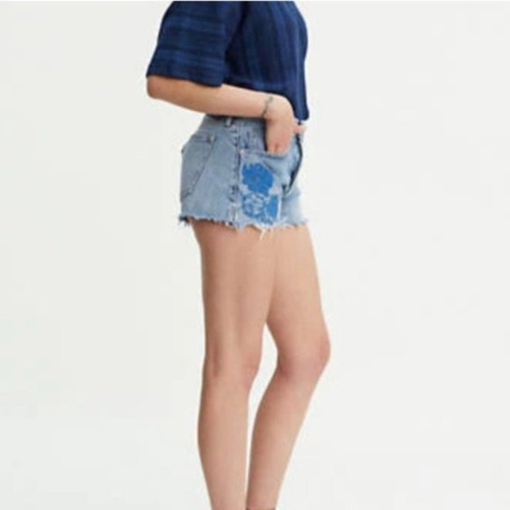 Levi's High Rise Cheeky Frayed Shorts Size 25
